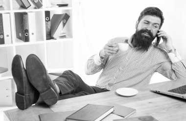 Modern ofiste çay içen, sohbet eden akıllı telefonlu mutlu hipster sohbetleri.