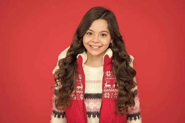 Criança alegre tem o belo penteado na roupa de inverno quente em férias de Ano Novo, inverno — Fotografia de Stock