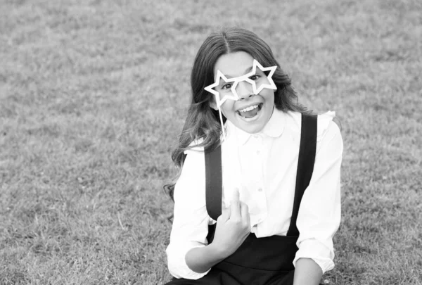 Sii carina e festeggia. Ragazzo felice indossare occhiali a forma di stella erba verde. Aspetto di partito di piccolo scolaro. Educazione scolastica. 1 settembre. Giorno della conoscenza. Giornata dei bambini. Festa delle vacanze — Foto Stock