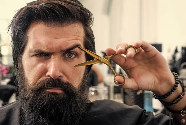 Einfach fabelhaftes Haar. Friseurmeister schnitt die Haare mit der Schere. Reifer Hipster mit Bart beim Friseur. Brutale Hipster mit Schnurrbart machen neue Frisuren. Friseurladen. männliche Trendfrisur. perfekter Haarschnitt — Stockfoto