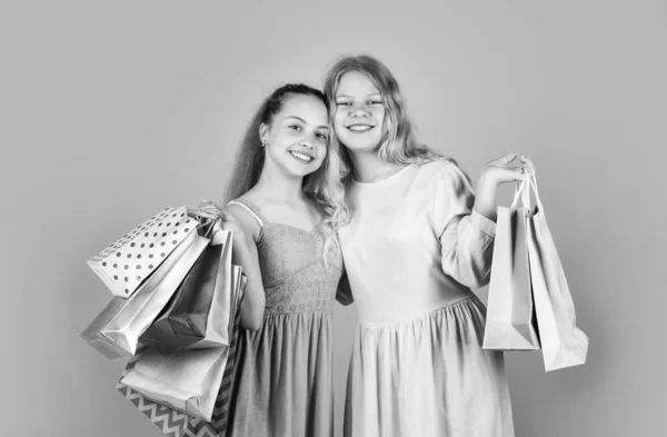 Lányok tartsa bevásárló táskák sikeres vásárlás után, shopaholic — Stock Fotó