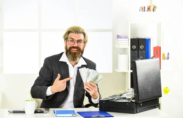 De loterij winnen. Volwassen man met koffer op het werk. geluk en succes. Zakenman hand met aktetas. koffer met geld. Goed gedaan. modern leven en bedrijfsleven. lederen tas voor bedrijven — Stockfoto