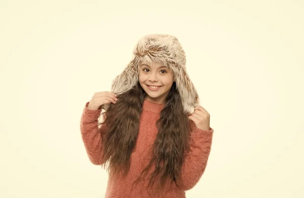 Warme kleding voor koud weer. Kindergeluk en vreugde. kunstmatige bontmode. Gelukkig meisje houdt van de winter. Eindelijk wintervakantie. Geniet van de kerstvakantie. goed humeur in elk weer — Stockfoto