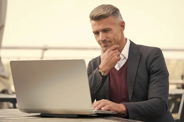 Il tuo compagno di studio online. Insegnante dare lezione via computer. Allenatore d'affari. Corsi a distanza e online. Tecnologia moderna. Attività di comunicazione. Webinar. Videoconferenza. Studiare ovunque — Foto Stock