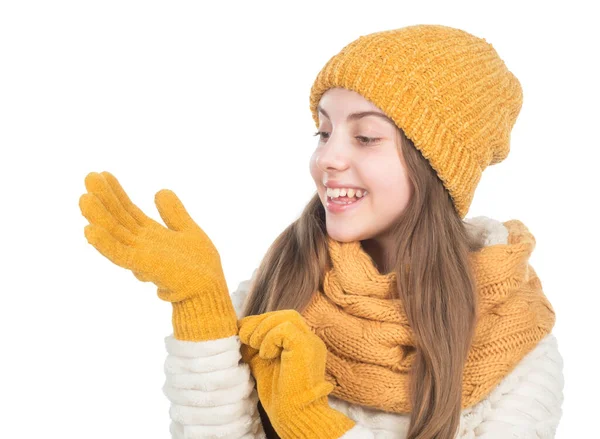 在她自己的风格。保暖的衣服穿着冬衣的快乐少女。童年的幸福 — 图库照片