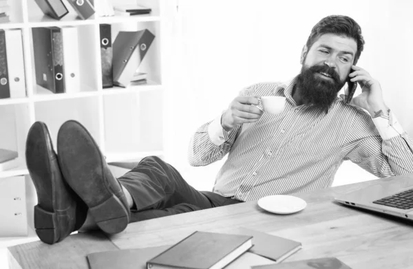 Счастливый хипстерский разговор на смартфоне пить чай в современном офисе, разговор — стоковое фото