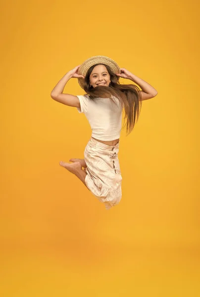 Alegre niña pequeña traje de verano saltando, concepto de estilo de vida activo —  Fotos de Stock