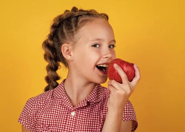 Κορίτσι κατέχουν υγιή φρούτα μήλου για φυσική διατροφή βιταμινών, ενώ δίαιτα, vegan — Φωτογραφία Αρχείου