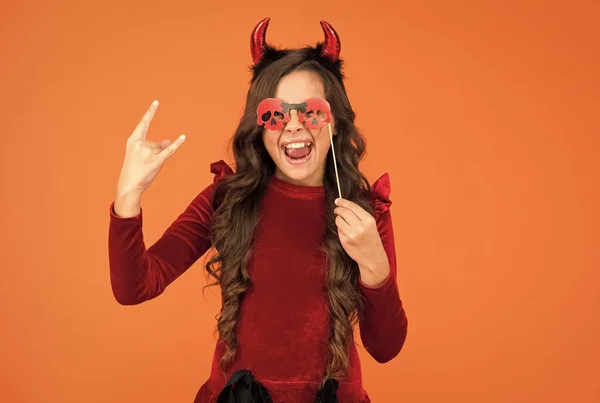 Chica feliz en Halloween llevar disfraz de carnaval divertido y gafas de interior con aspecto aterrador, truco o trato —  Fotos de Stock
