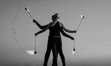 Birbirine aşık çiftler dans ederken yanan mavi gökyüzü, ateş gösterisi