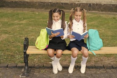 Sırt çantalı şirin sınıf arkadaşları, ilkokul konsepti.