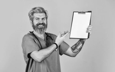 Biraz tavsiye ver. Tıp konsepti. Nöbetçi doktor. Terapist reçete yazıyor. Tıbbi hemşire dosyasında belgeler var. Gidip hastaya bakacağım. Steteskoplu doktor.
