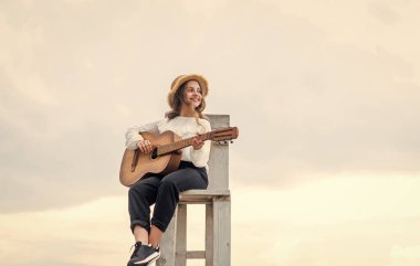 performans. Gitarist ya da gitarist. Gitarlı mutlu bir şarkıcı. Gitar çalan kız. Müzik okulu. Country müziği. Müzik benim hayatım. Akustik telli çocuk. Partide iyi eğlenceler.