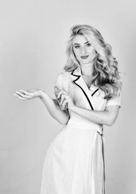 Kozmetik dükkanı. Şatafatlı parfümlü su, romantizm, saflık ve nazik cazibe dolu. Çekici kız parfüm satıcısı. Şişe parfümü kokan güzel bir kadın. Uzun saçlı kız parfümü tutuyor.