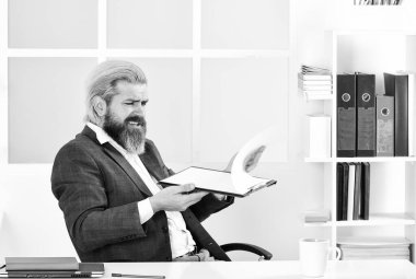 CEO şirketin ahlaki lideri olmalı. Sakallı patron ofisinde oturuyor. Yönetici sorunları çözüyor. Görevli işadamı başarılı iş çözümleri sunuyor. İş stratejisi geliştiriyorum. Çalışma günü