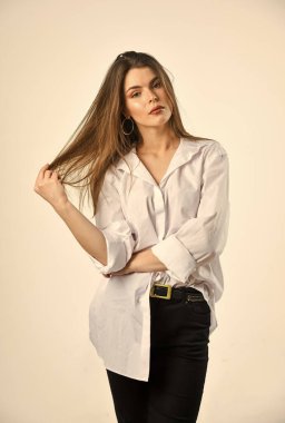 Dudaklara yumuşak bir taslak ve görsel hacim ver. Seksi, şehvetli kadın. Hoş bir görünüş. Güzel surat. Kadın cilt bakımı. Makyaj ve makyaj malzemeleri. Sıradan moda tarzı. Moda makyajlı bir kadın. Cilt rengi