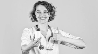 Doktor ilaç yazıyor. İlaçları doğru almak için talimat. Vitaminli gıda takviyesi. Eczane endüstrisi. Mutlu bir hayat için vitaminler. Kadının elinde plastik şişe konteynırı ilaçları var. Vitamin al.