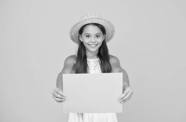 Look at it. vacation announcement for kid. small girl wear straw beach hat. fashion and beauty. childhood happiness. happy childrens day. paper sheet for copy space. summer activity in camp — Stock Photo, Image