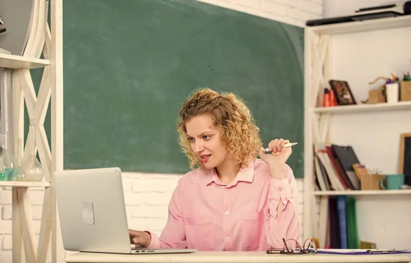 Lerarenforum. Educator surfen op internet. Communicatie sociale netwerken. Intelligente studente. Online gemeenschap voor leraren. Moderne school. Lerarendag. De vrouw werkt online. Afstandsonderwijs — Stockfoto