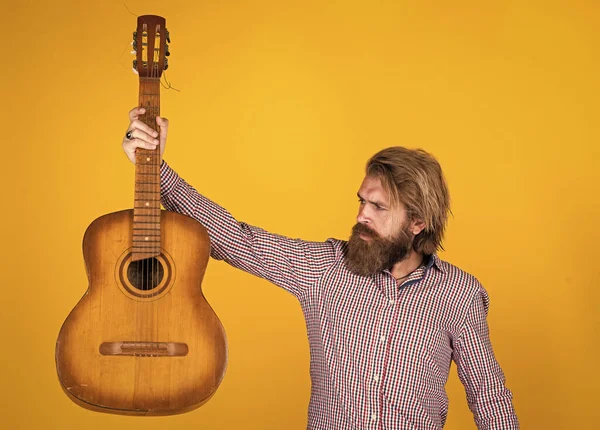 Guitarrista acústico. maduro hipster músico con barba. tipo caucásico brutal tocando la guitarra. música country. hombre barbudo cantando canción. Guapo cantante y guitarrista. Retrato de moda del hombre —  Fotos de Stock