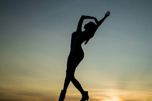 Silhouette de femme sensuelle dansant au crépuscule, liberté — Photo