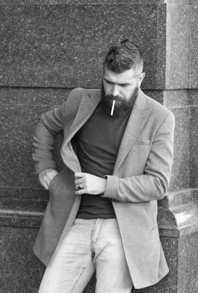 Dépendance au tabac. homme d'affaires charismatique fumant en plein air. homme barbu fumée cigarette. brutal hipster mature en veste. mâle avec des poils du visage toilettés. gars avec une coiffure élégante. Style d'automne — Photo