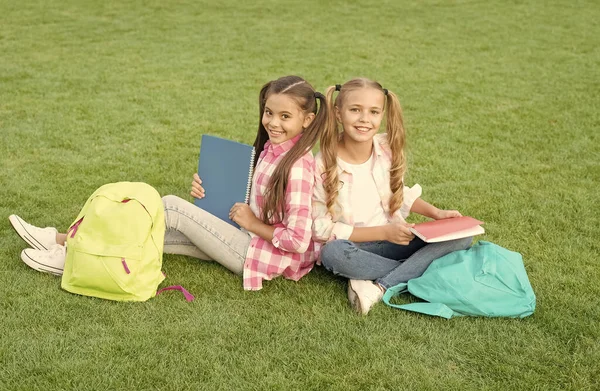 Amis de l'école filles étudient en plein air, concept d'éducation informelle — Photo