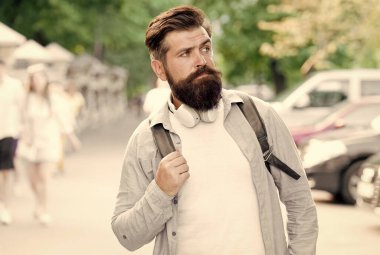 Yerel gösteriyi keşfedin. Şehir seyahati için sırt çantası. Hippi sırt çantası, sokak geçmişi. Turizm ve sırt çantası. Tatil konsepti. Modern dinlenme. Sakallı adam seyahati. Şehri keşfeden adam