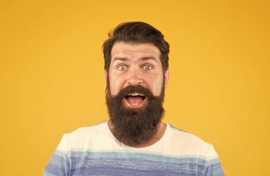 Keyfin yerinde. Gülen surat. Sakallı, şık, sarı sakallı bir adam. Berber ipuçları. Sakal ve bıyık. Hippi tarzı. Sakal modası. Berber servisi. Kuaför salonu. Süslü bıyık. Erkek portresi