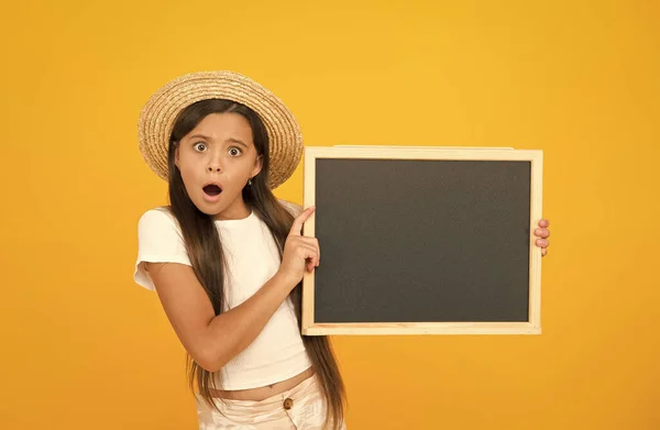 Malá holka letní styl držet tabuli oznámení kopírovací prostor, šokující nabídka koncept — Stock fotografie