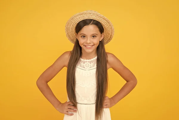 Γεια σας. Το χαρούμενο κοριτσάκι φοράει ψάθινο καπέλο. μόδα στην παραλία για παιδιά. μικρό παιδί σε κίτρινο φόντο. εορταστική χαρά και δραστηριότητα. Ομορφιά. πολυαναμενόμενες καλοκαιρινές διακοπές. Χαρούμενη παιδική ηλικία — Φωτογραφία Αρχείου
