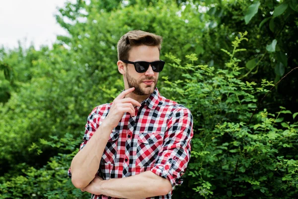 Joven y guapo. un joven guapo con camisa a cuadros. estilo casual de moda de verano. — Foto de Stock