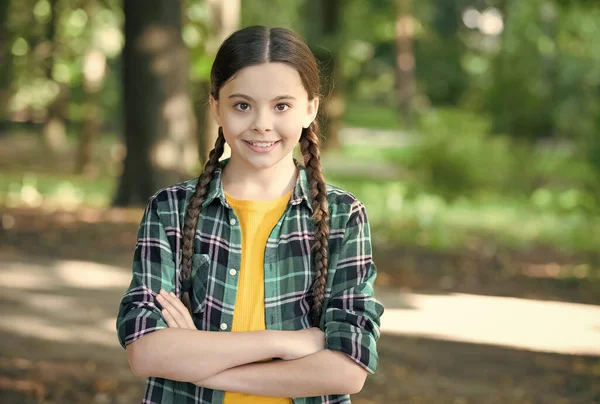 Menina scout bonito tranças desgaste xadrez roupas natureza fundo, conceito caminhadas — Fotografia de Stock