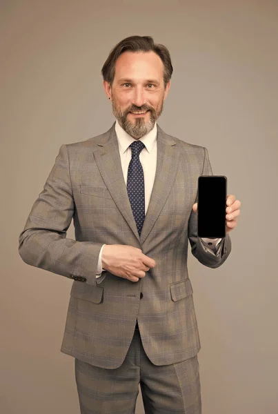 Man formalny menedżer odzieży pokazując ekran mobilny, koncepcja technologii biznesowych — Zdjęcie stockowe