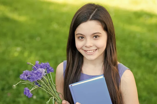 Feliz dia das crianças. Menina feliz tem flores para o dia das crianças. Criança pequena no verão ao ar livre. Celebração do dia das crianças. Feliz infância. 1 de Junho. Novembro 20. Dia Internacional das Crianças — Fotografia de Stock