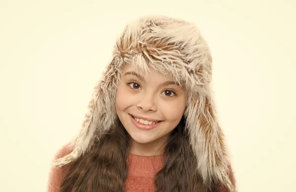 Clima de temporada difícil. ropa de abrigo y accesorios de moda para niños. feliz actividad infantil. Niña con gorro de oreja. vacaciones de invierno maravilla. sombrero de piel de niño aislado en blanco. clima frío de invierno — Foto de Stock