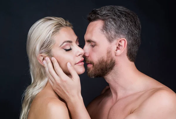 Coppia sexy innamorata di donna e uomo con corpo nudo bacio, desiderio — Foto Stock