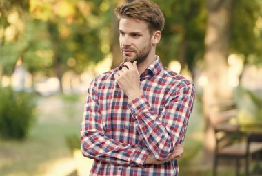 Dama tişörtlü genç adam, günlük moda.