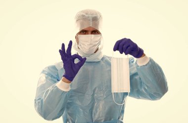 Bu mükemmel. Covid-19 koruması. Solunum maskesiyle korunan bir adam. Güvenlik kostümü giymiş bir doktor. Koronavirüs salgınında hijyen. Tamam jestli bilim adamı. Salgın karantina