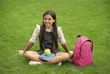Özgürlüğe doğru eğitim. Mutlu çocuk yeşil çimlerde rahatla. Mutlu bir çocukluk. Okula dönelim. Erken çocukluk. Çocukluk beslenmesi. Okul yemeği. Özel ders. Rahatlamayı öğren ve hayatın tadını çıkar.