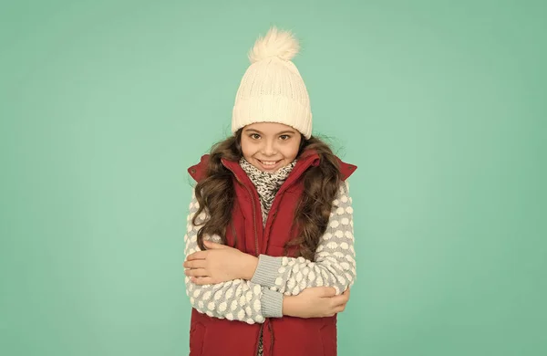 Está tão frio. felicidade infantil. roupas térmicas. menina adolescente feliz usar roupas quentes. moda de criança de inverno. criança com cabelo encaracolado longo em chapéu de malha. estação fria estilo Natal atividade — Fotografia de Stock