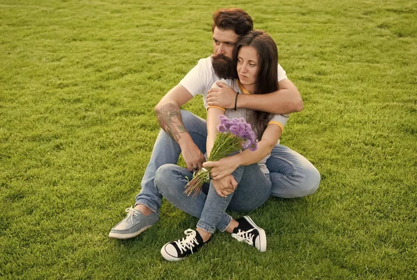 Casal despreocupado no amor abraço relaxar no parque, amor e conceito de apoio — Fotografia de Stock