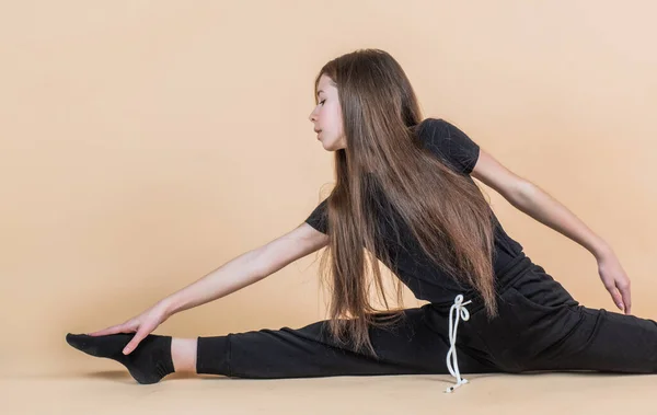 Alegre adolescente chica sentarse en split, pilates — Foto de Stock