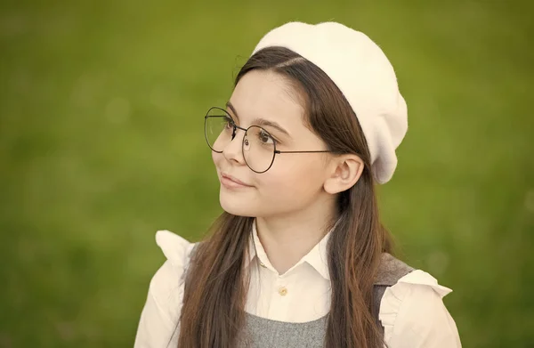 Elegante chica de estilo francés traje boina sombrero, concepto de colegiala inteligente —  Fotos de Stock