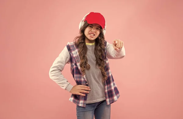 Menina infeliz com cabelo encaracolado usar roupas casuais e ouvir música em fones de ouvido, vida digital — Fotografia de Stock