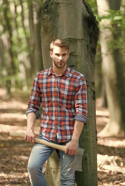 Guardabosques en el bosque de otoño, guía forestal — Foto de Stock