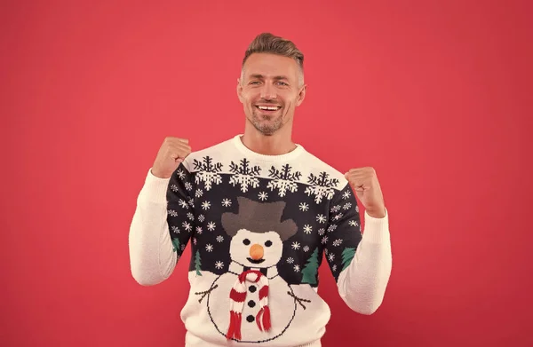 幸せなハンサムな大人の男のニットセーター。新年会だ。冬休みを祝うんだ。メリー・クリスマスだ。クリスマスの買い物時間だ。プレゼントを用意しろ。楽しいだけだ — ストック写真