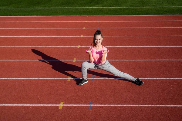 Chica fuerte niño hacer dumbell embestida entrenamiento de fuerza en pista de atletismo, rutina de peso — Foto de Stock