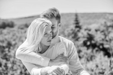 Gerçek aşk. Şefkat kavramı. Her anın tadını çıkar. Barışçıl romantik insanlar. Keyif. Yaz aşkı. Aile sevgisi. Aşk hikayesi. Romantik ilişkiler. Birbirine aşık bir çift. Erkek ve kadın açık havada güneşli bir gün