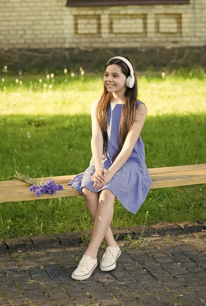Просто охолонь. Щаслива дівчина слухає музику на лавці парку. Охолодження вібрує. Охолонути. Розслабся і насолоджуйся миттю. Зона охолодження. Літня відпустка. Нова технологія. Сучасне життя — стокове фото